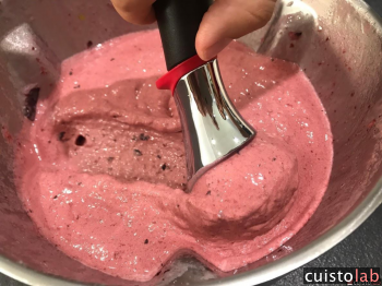 Une glace aux fruits rouges en fin de repas