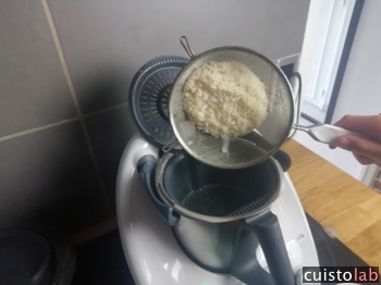 Il ajoute le riz rincé