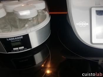 La yaourtière est la Lagrange 7 pots et, en face, le Thermomix TM6 de Vorwerk