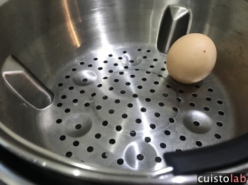 On place l'oeuf dans le panier cuisson en inox