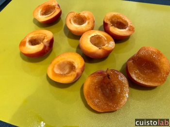 Les abricots coupés en deux