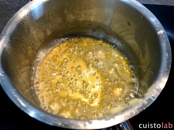 On fait fondre le beurre dans la casserole