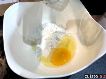 Dans un bol on mélange la farine, le sucre et un oeuf