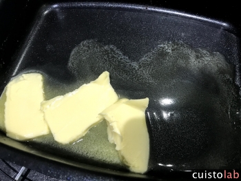 Le beurre dans le moule anti-adhésif