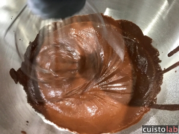 Le chocolat fondu dans la cuve en inox
