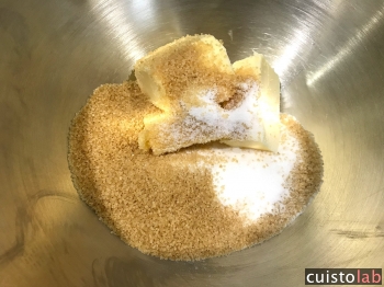 Le beurre à température ambiante et les deux sucres