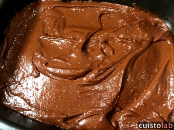 La pâte à brownie dans le moule du cakefactory