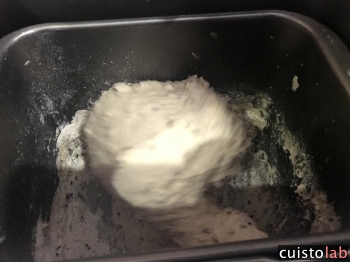 La pâte dans la cuve de la machine à pain