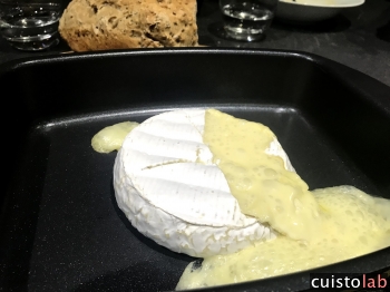 Le camembert est bien coulant à la fin de la cuisson