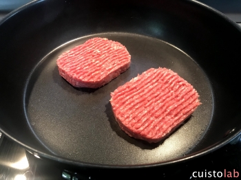 Les steaks hachés dans la sauteuse