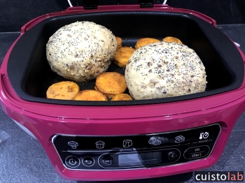 Il y a la place pour mettre deux beaux pains à burger