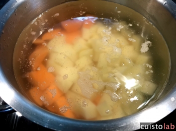 On cuit les patates douces et les pommes de terre