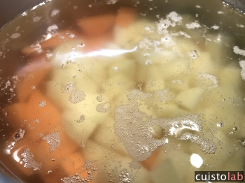 Dans de l'eau bouillante salée