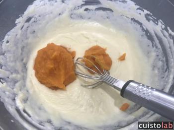 Ajout de la purée de patate douce à la préparation