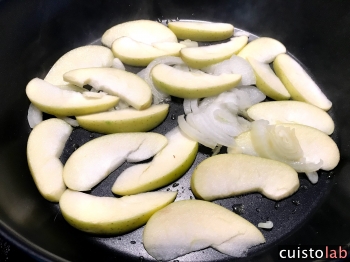 Les pommes et l'oignon dans la sauteuse