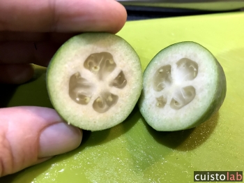 Le feijoa coupé en deux