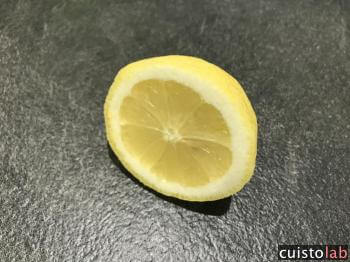 Le jus d'un demi citron jaune