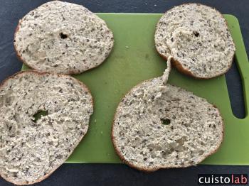 Les bagels coupés en deux