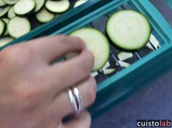 Puis le coupe légumes pour nos dés de courgette