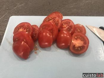 Tomates coupées en morceaux sur la planche à découper Ikea