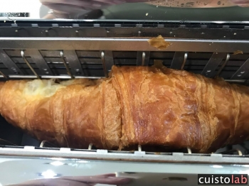 Le croissant entre directement dans le grille-pain Kenwood