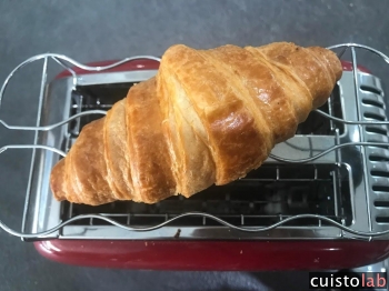 Les croissants se posent au-dessus, sur une grille spéciale