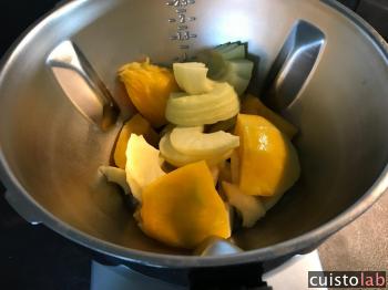 Les fruits dans la cuve du Magimix