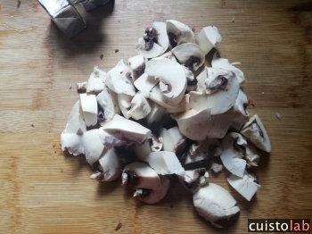 Les champignons coupés en morceaux