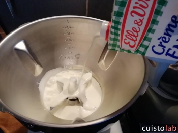 La crème fraîche dans la cuve du Cook