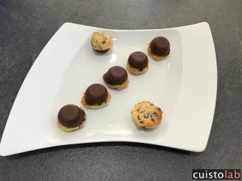 Les mini cookie en coque de chocolat avec le moule petit four Demarle