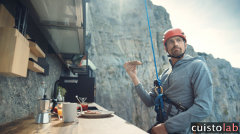 Une cuisine fonctionnelle suspendue à 2000 m, à flanc de montagne
