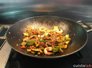 Sauté de crevettes et légumes au wok