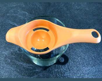 Séparateur à œuf orange