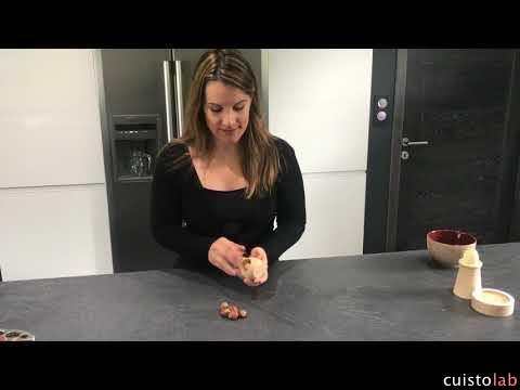 Mathilde ouvre 5 noisettes avec chaque ustensile