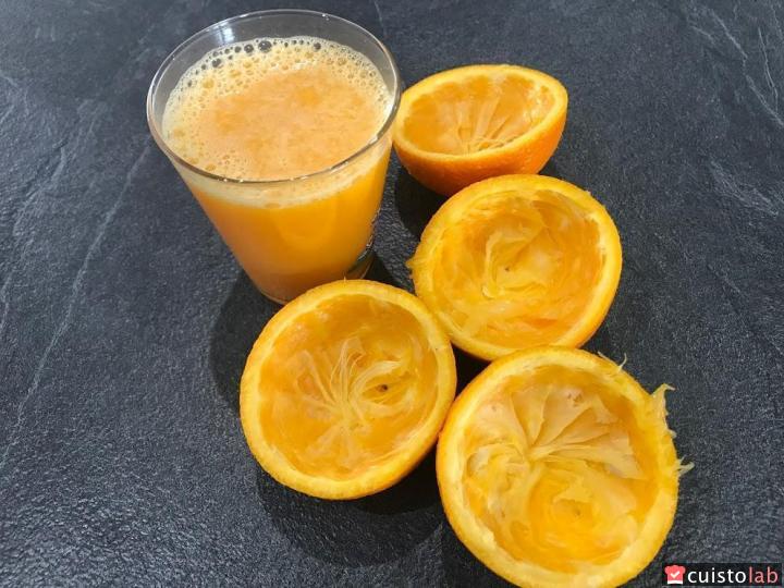 Un verre de jus obtenu avec 2 oranges