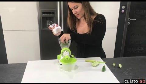 Mathilde tourne la manivelle de l'extracteur manuel de Gifi