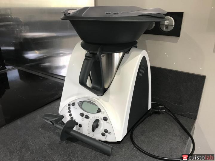 Le thermomix sur le plan de travail de la cuisine