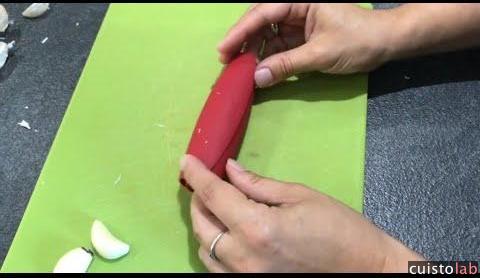 La manipulation de l'épluche ail Joseph Joseph en direct