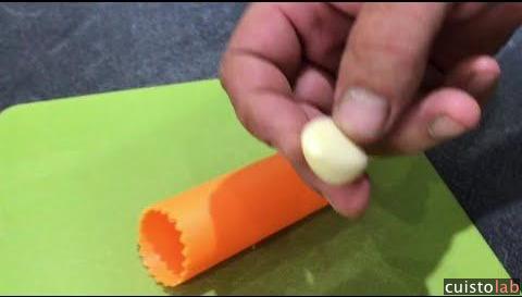 Epluchage de l'ail avec l'ustensile d'Outlook Design