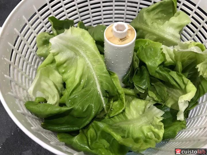 Un large panier pour la salade et donc une essoreuse encombrante