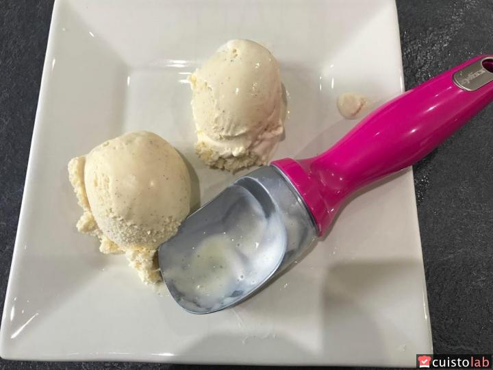 La cuillère à glace de Zyliss à manche rose