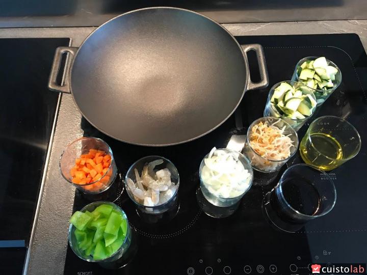 On va préparer un wok de crevettes et légumes