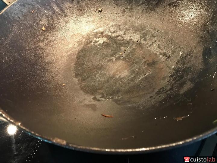 Le wok en fonte, surtout après les premières utilisations, demande d'être bien nettoyé