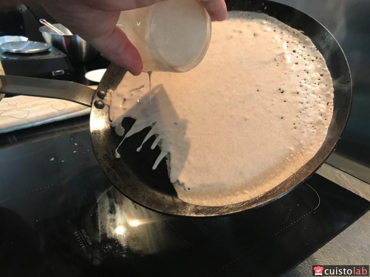 Une poêle à crêpes de 24 cm