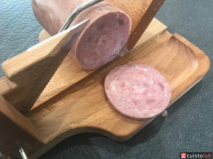 Belle rondelle de saucisson à l'ail obtenue avec la So Apéro