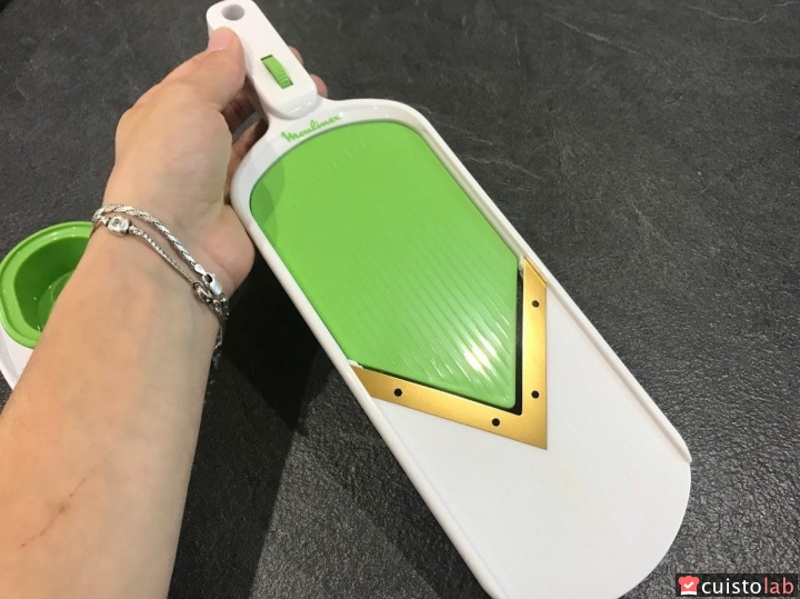 Une mandoline à main toute simple avec lame en V