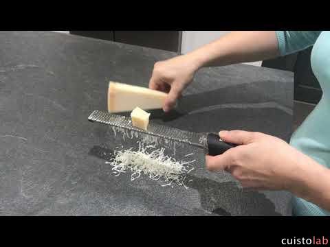 Essai de la râpe Microplane avec le parmesan