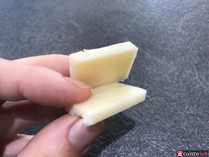 Tranches de parmesan obtenues avec la mandoline