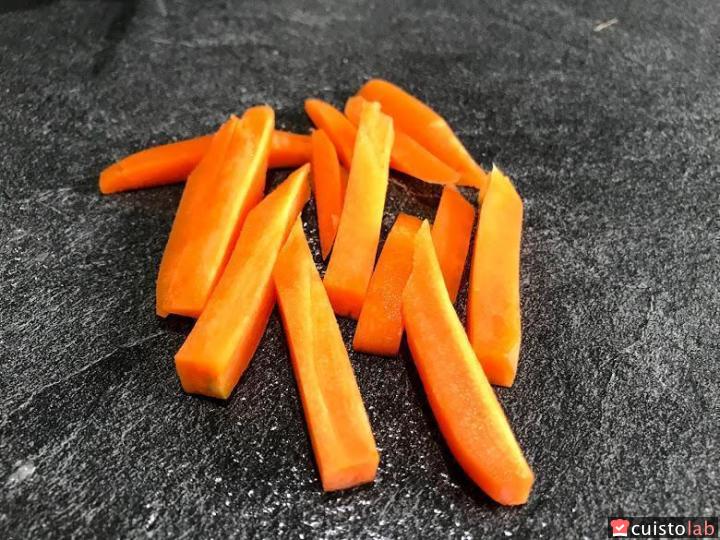 Beaux bâtonnets de carotte obtenus avec le Sopito