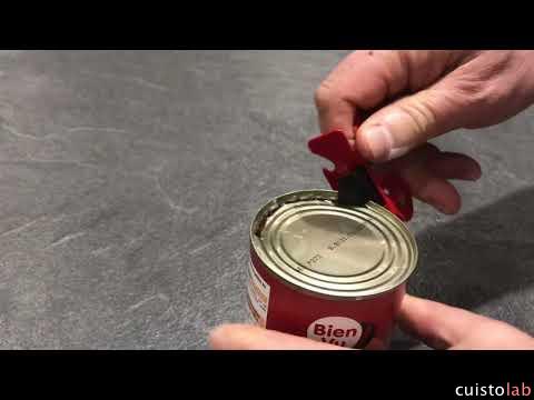 Ouverture d'une boîte de tomate avec l'ouvre-boîte Boj